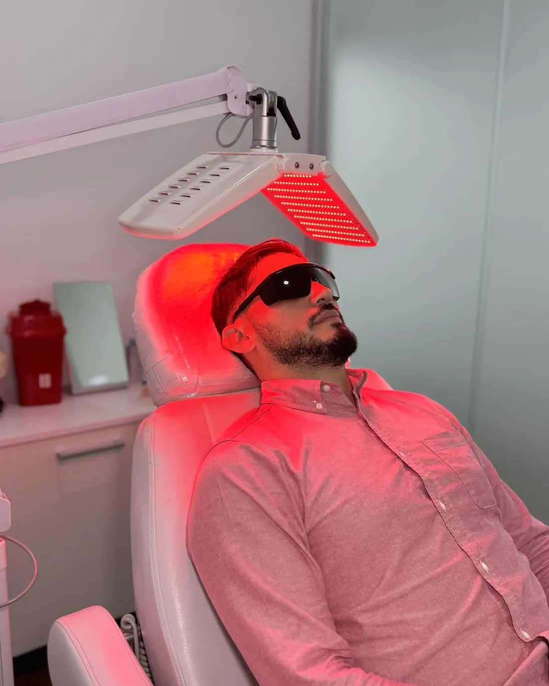 Sesión de fotobioestimulación en La Clínica del Pelo
