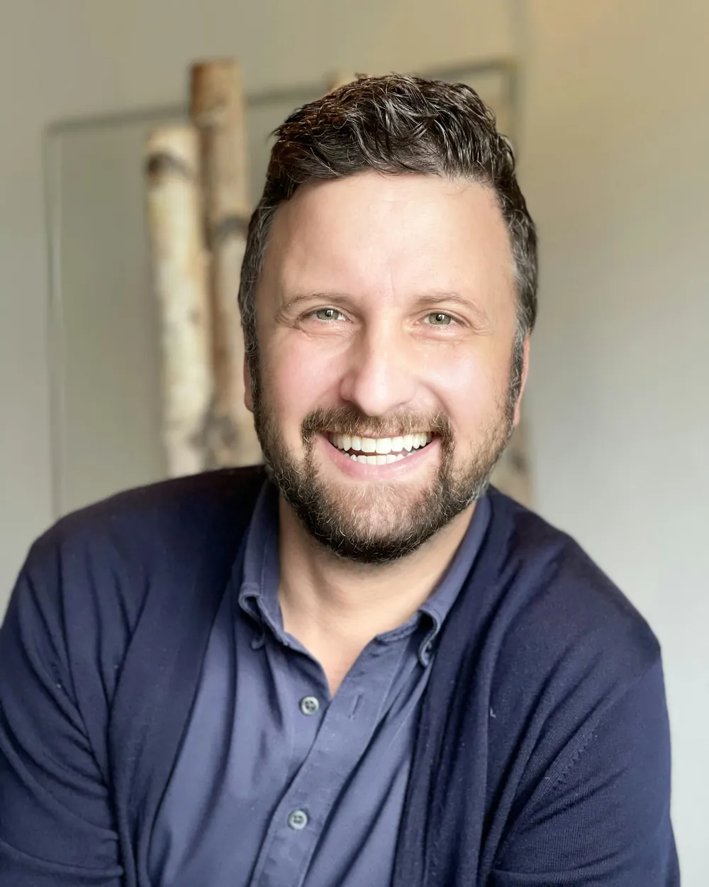 Hombre sonriente de unos cuarenta años